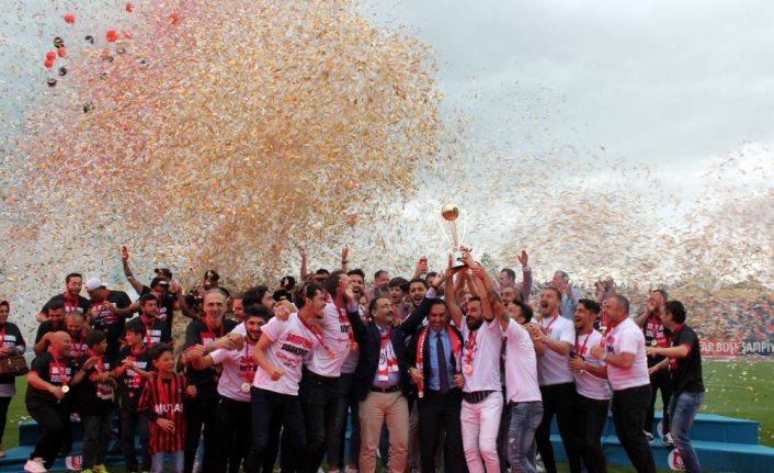 Şampiyon UTAŞ Uşakspor kupasını aldı