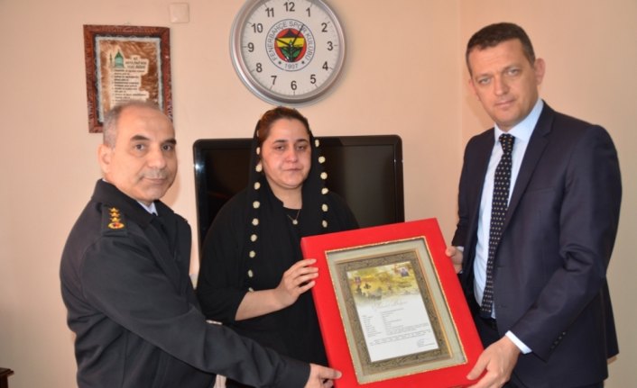 Şehit askerin şehadet belgesi ailesine verildi