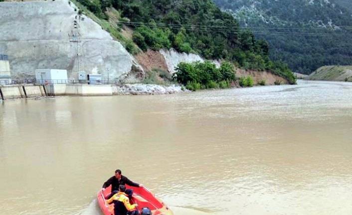 Tokat'ta hafif ticari aracın Kelkit Çayı'na yuvarlanması