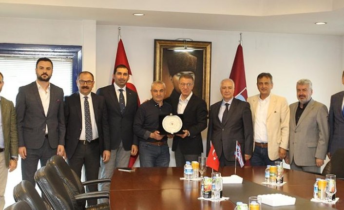 Trabzonspor Kulübü Başkanı Ağaoğlu'ndan Çalımbay'a plaket