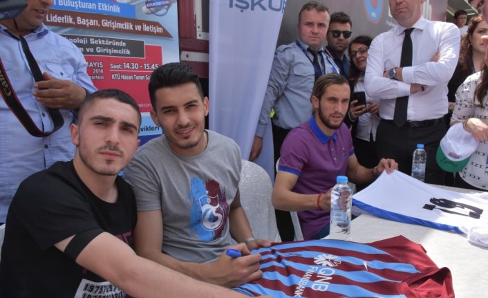 Trabzonsporlu futbolcular imza gününde
