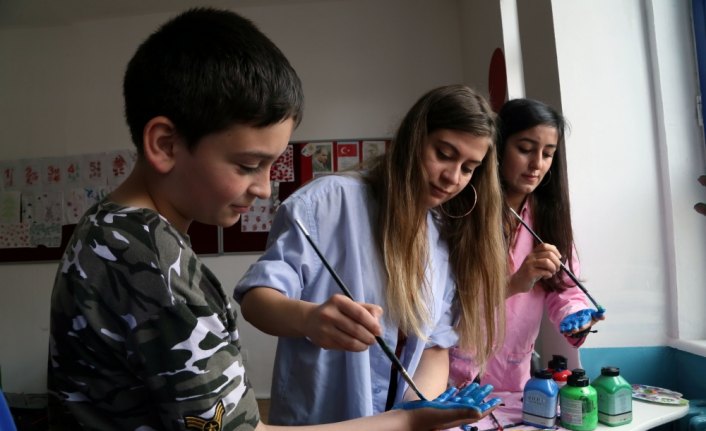 Üniversite öğrencileri okulların onarımında çalışıyor