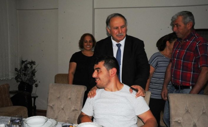 Vali Doğanay, engelli gencin ailesiyle iftar yaptı