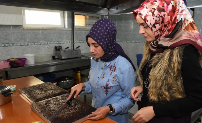 Yaşlıların iftar sofralarını şenlendiriyorlar