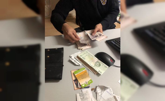 Yolda bulduğu cüzdanı polise teslim etti
