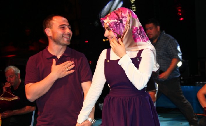 Afrin'de görevli askerden sahnede evlenme teklifi