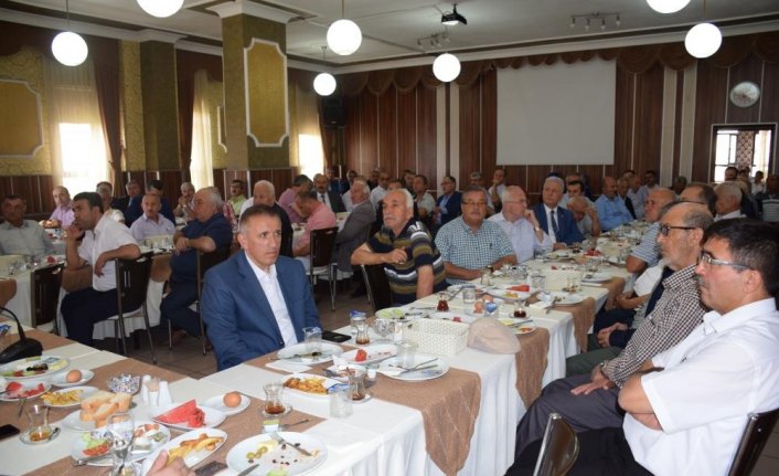 AK Partili adaylar muhtarlarla buluştu