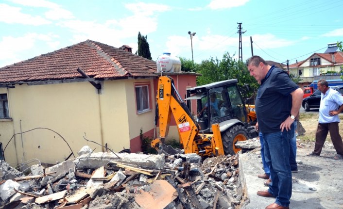 Alaplı Belediyesinden evi yanan aileye yardım