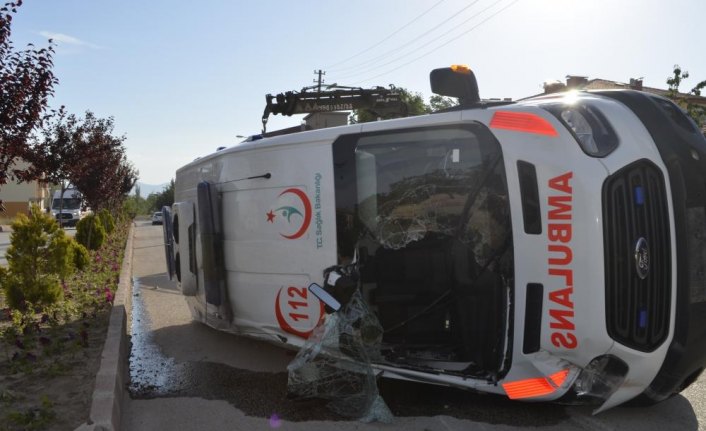 Amasya'da ambulansla otomobil çarpıştı: 4 yaralı