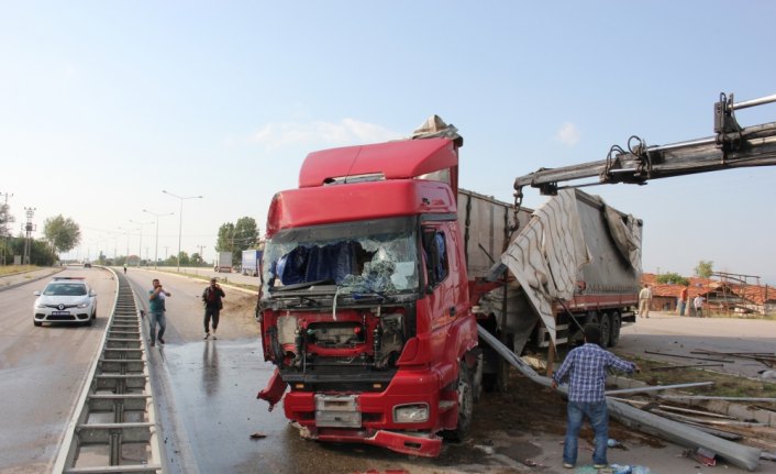 Amasya'da devrilen tırın şoförü yaralandı