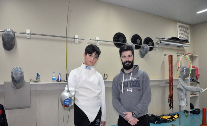 Genç eskrimcinin hedefi ay-yıldızlı forma