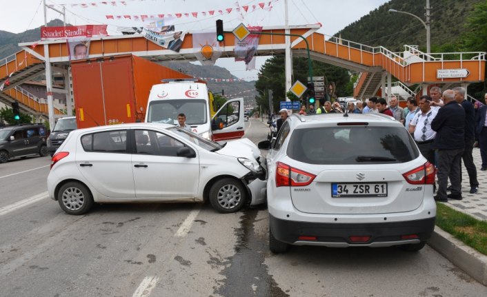 Gümüşhane'de otomobil ile cip çarpıştı: 2 yaralı