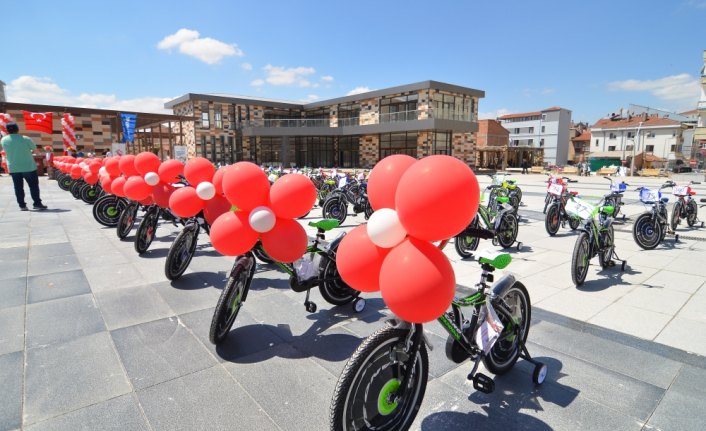 Halkbank'tan yetim çocuklara bayram hediyesi