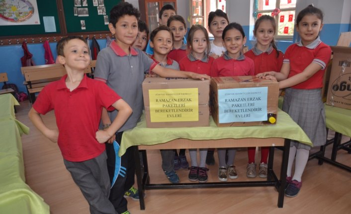 İlkokul öğrencilerinden ramazan yardımı