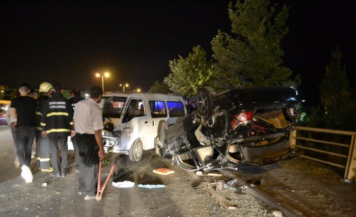 Karabük'te karşı şeride geçen otomobil minibüse çarptı: 3 yaralı