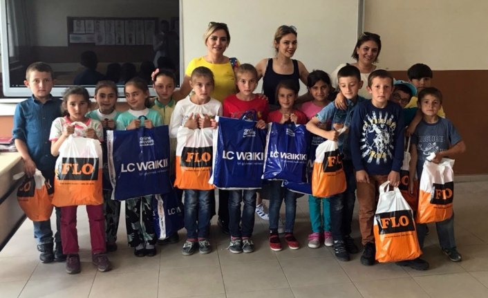 Köyde yaşayan çocuklar karne hediyesi ile sevindirildi