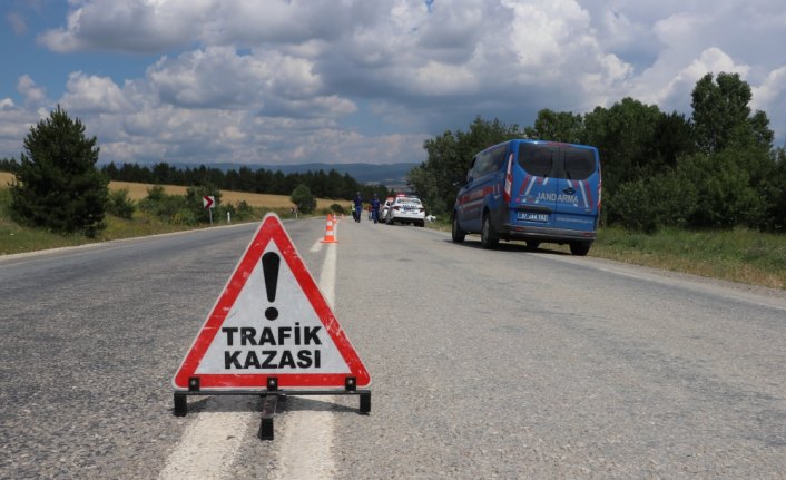 Otomobil ile kamyonet çarpıştı: 1 ölü, 1 yaralı