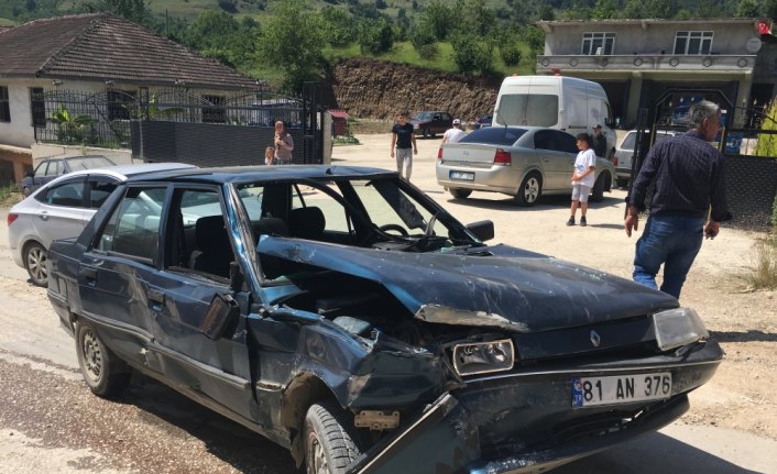 Otomobil ile motosiklet çarpıştı: 5 yaralı