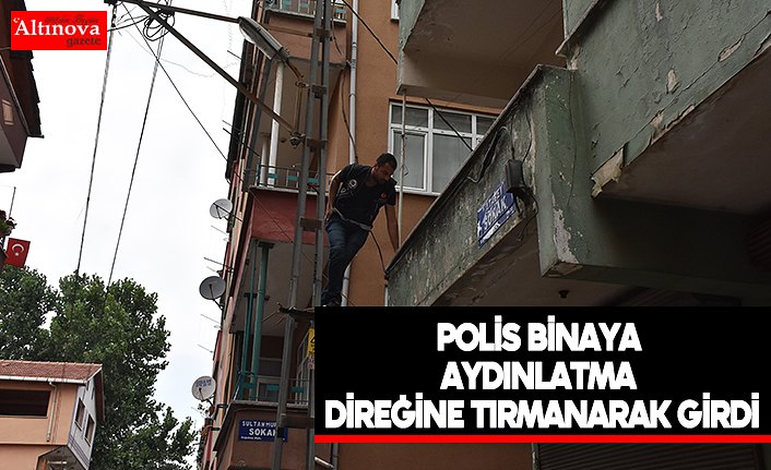 Polis binaya aydınlatma direğine tırmanarak girdi