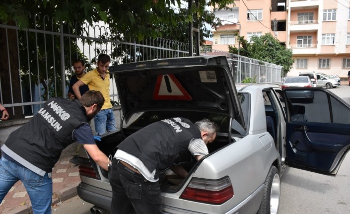Polis binaya aydınlatma direğine tırmanarak girdi