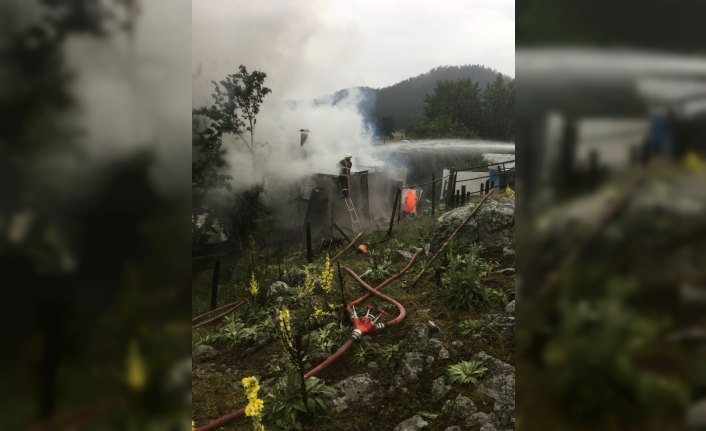 Seben'de yıldırım isabet eden yayla evi yandı