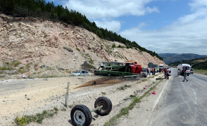 Tokat'ta iş makinesi devrildi: 2 yaralı