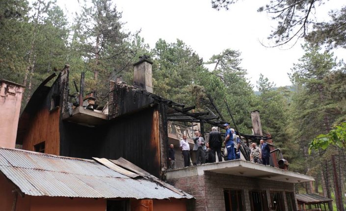 Tosya'da boş otel binası yandı