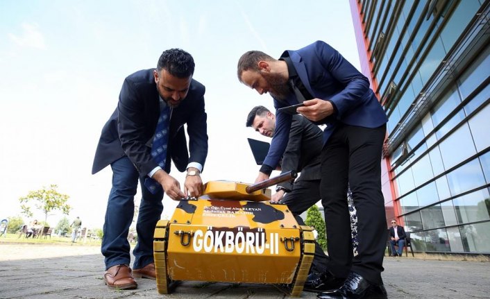 Üniversite öğrencileri elektromanyetik fırlatıcılı mini tank yaptı