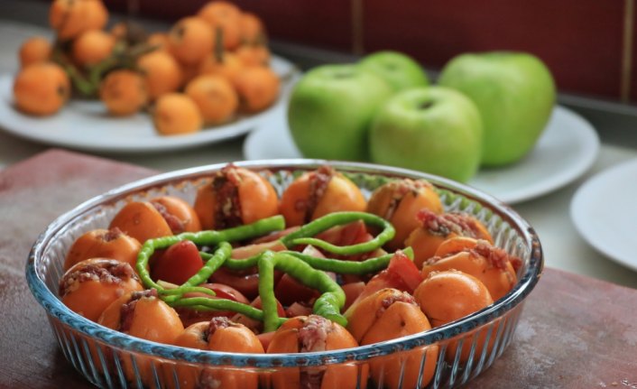 Unutulan meyveli yemeklerle sofraları renklendiriyor