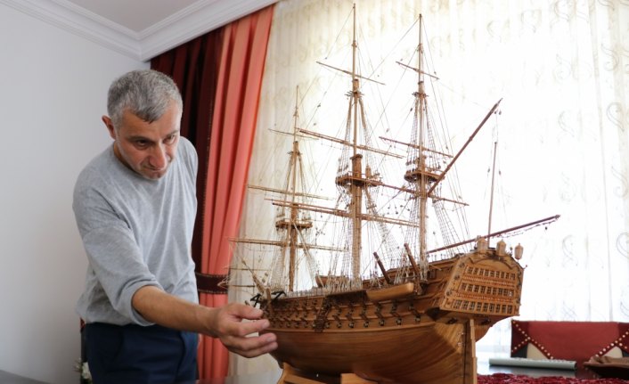 Ağaç parçaları tarihi savaş gemilerinin maketlerine dönüşüyor