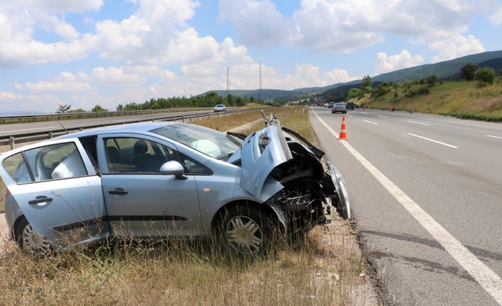 Anadolu Otoyolu'nda iki otomobil çarpıştı: 5 yaralı