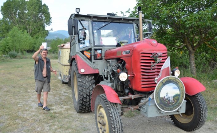Avusturyalı çiftçi traktörle Avrupa turu yapıyor