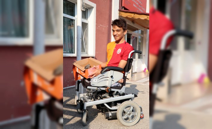 Bedensel engelli genç, yavru bir kuşa sahip çıktı