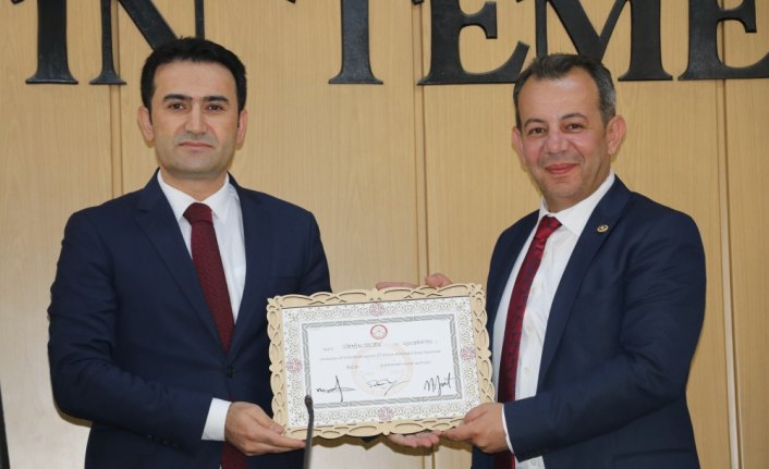 CHP Bolu Milletvekili Özcan mazbatasını aldı