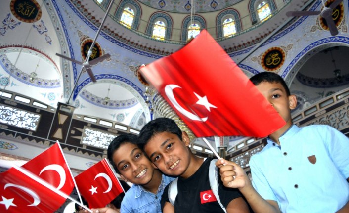 Çocuklar 15 Temmuz şehitlerini camide dualarla andı