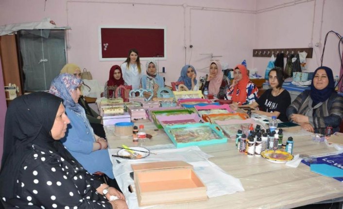 Çorum'da mülteci kadınlar meslek öğreniyor