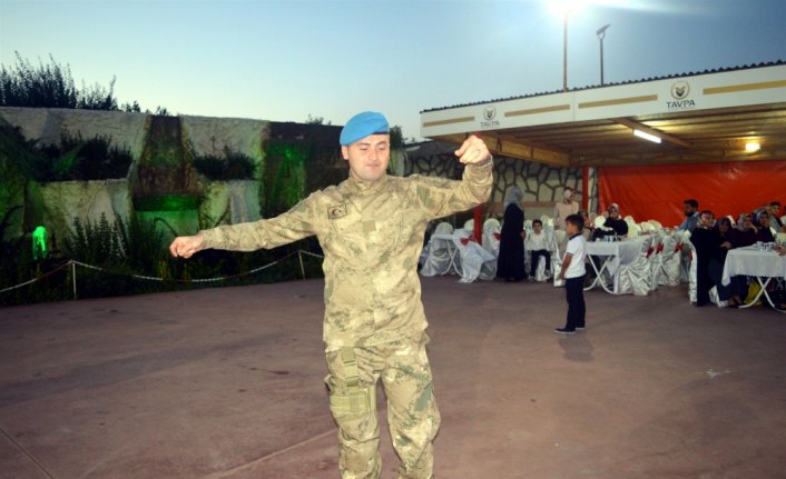 Düğününde damatlık yerine askeri kamuflajını giydi