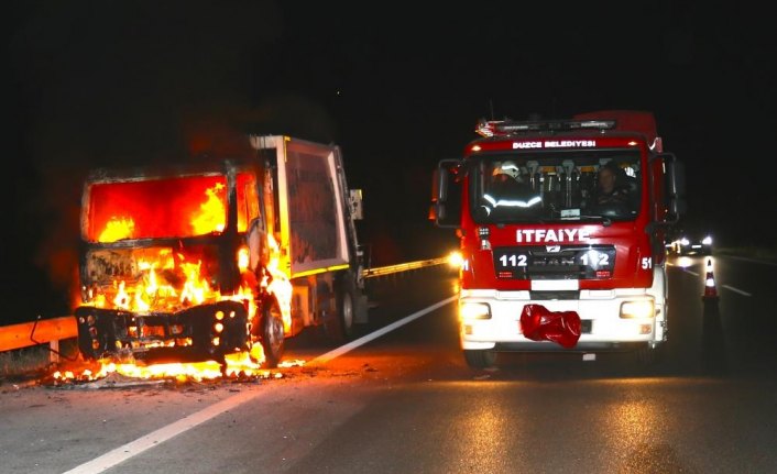 Düzce'de seyir halindeki çöp toplama kamyonu alev aldı