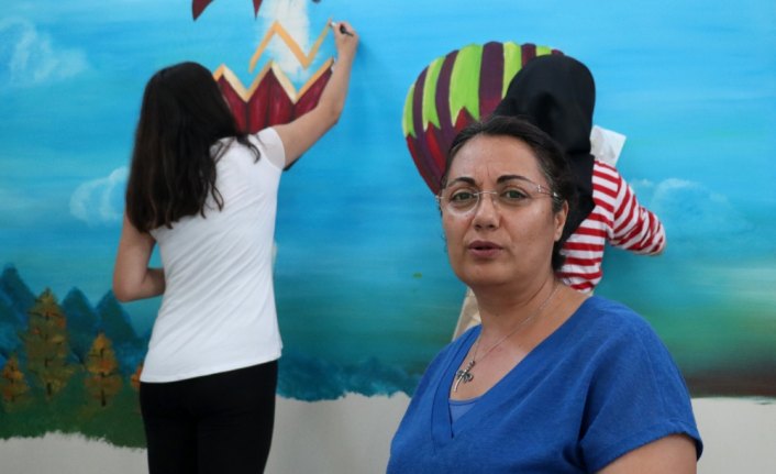 Engelli yaşam merkezinin duvarlarını resimle güzelleştiriyorlar