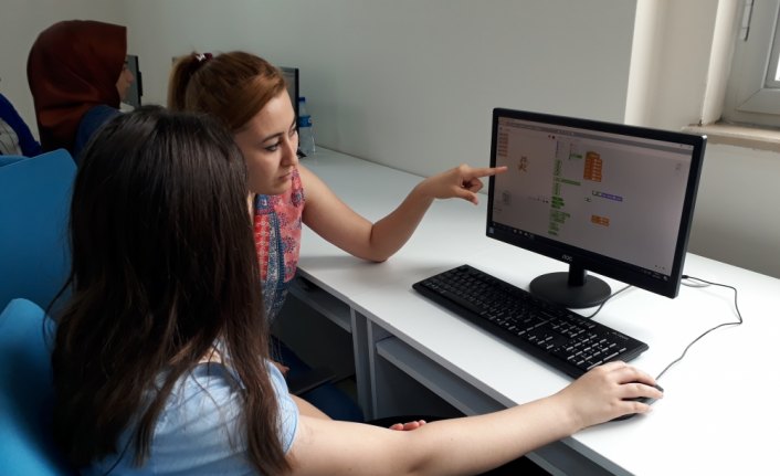 Göreleli çocuklar kodlama öğreniyor