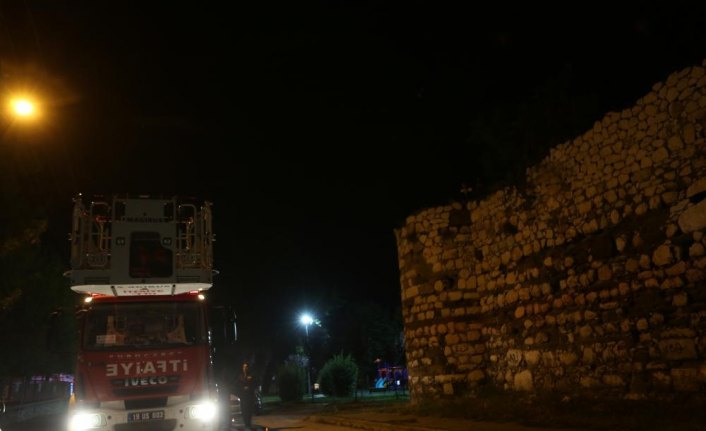 Kalenin surlarında mahsur kalan gençleri itfaiye kurtardı