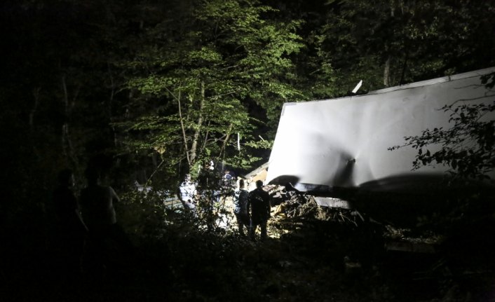 Kayıp kamyoncu devrilen araçta ölü bulundu