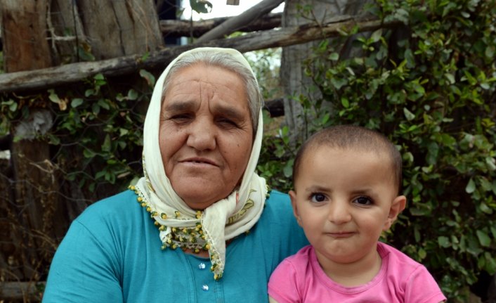 Minik Sati ablası Evrim'i bekliyor