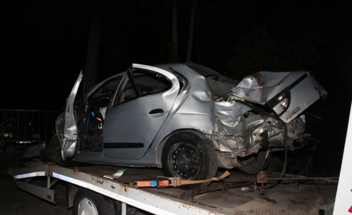 Otomobil ağaçlara çarptı: 6 yaralı