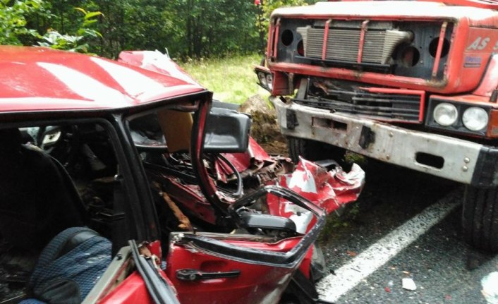 Rize'de otomobil ile kamyon çarpıştı: 1 ölü, 3 yaralı