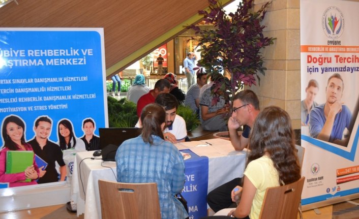 Şanlıurfa'da öğrenciler tercihlerini Piazza'da yapıyor