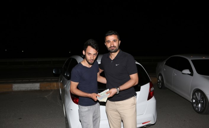 Sattığı otomobilde unuttuğu parasına iki hafta sonra kavuştu