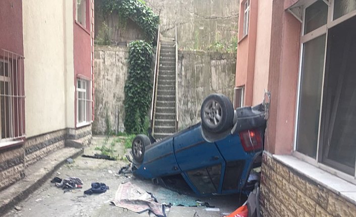 Site bahçesine devrilen otomobilin sürücüsü yaralandı