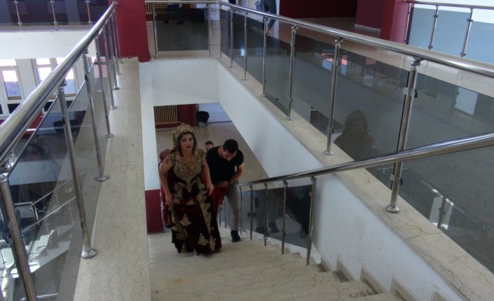 Tek ders sınavına kına elbisesiyle girdi