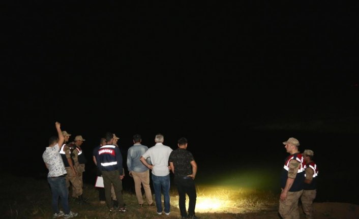 Yüzmek için girdiği gölette boğuldu